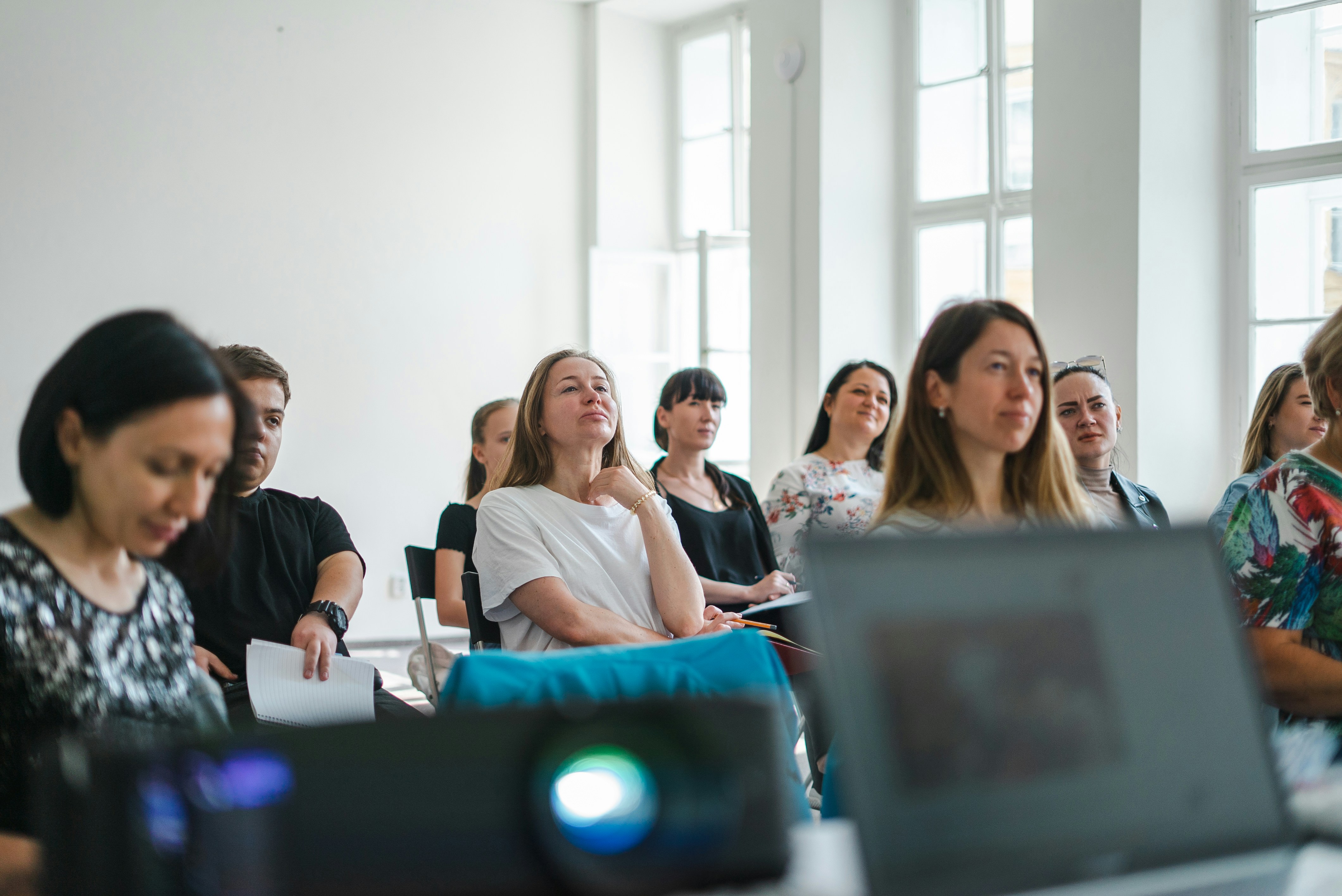Classeur planificateur d'épargne ouvert sur une table de travail